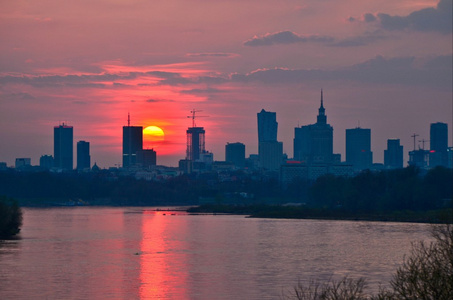 华沙市中心日落图片