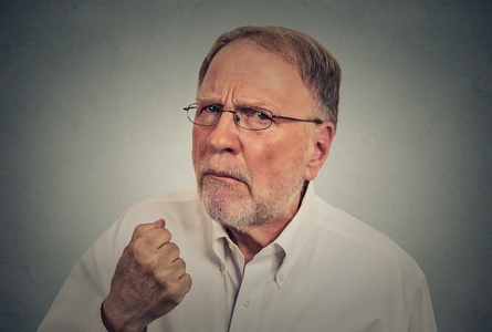 特写老人生气的人照片