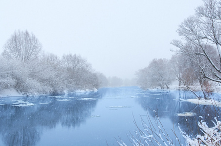 在下雪的天气冬天河