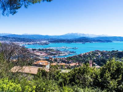 美丽而又丰富多彩的海景和村庄在利古里亚，意大利
