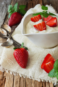 成熟的草莓和酸奶