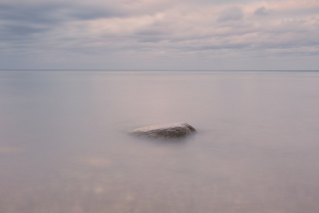 多石的海滨日出。美丽的海景