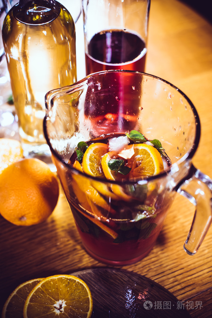 大罐子里的桑格利亚汽酒