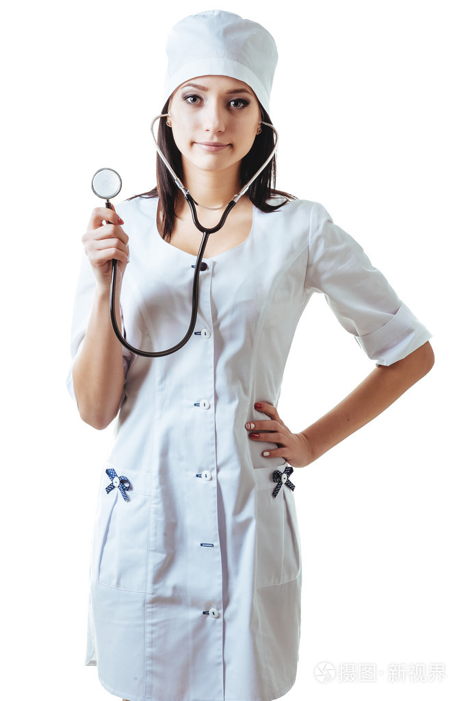 女医疗医生微笑着用听诊器.孤立在白色背景