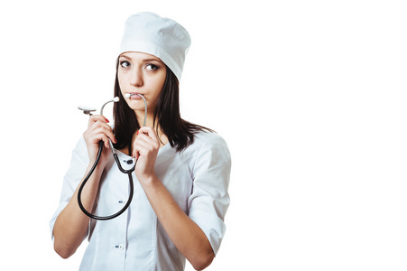 女医生用听诊器，站在白色背景上孤立