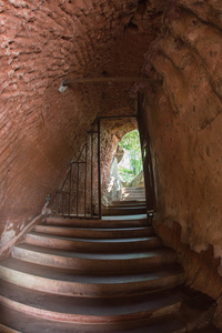 修道院附近的人工山洞