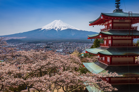 与富士山为背景的红色宝塔