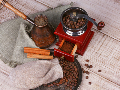 咖啡研磨机 土耳其人和杯咖啡上木制背景