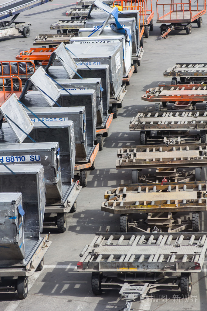 对飞行场运货卡车照片-正版商用图片1ix4gg-摄图新视界