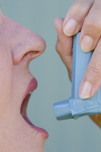 关在女人以哮喘使用吸入器
