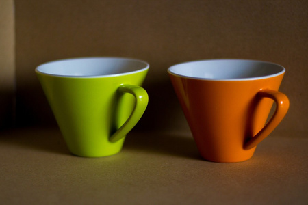橙色和绿色与棕色纸板背景杯 cup