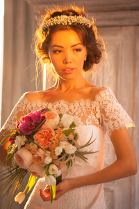 年轻的新娘穿婚纱的样子