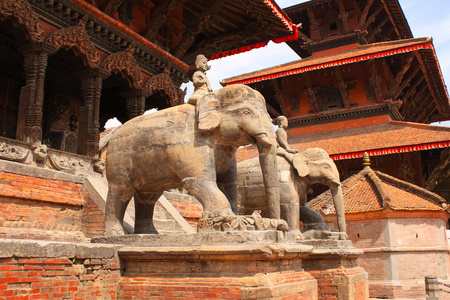 大象在尼泊尔加德满都谷地巴克塔普尔的雕像