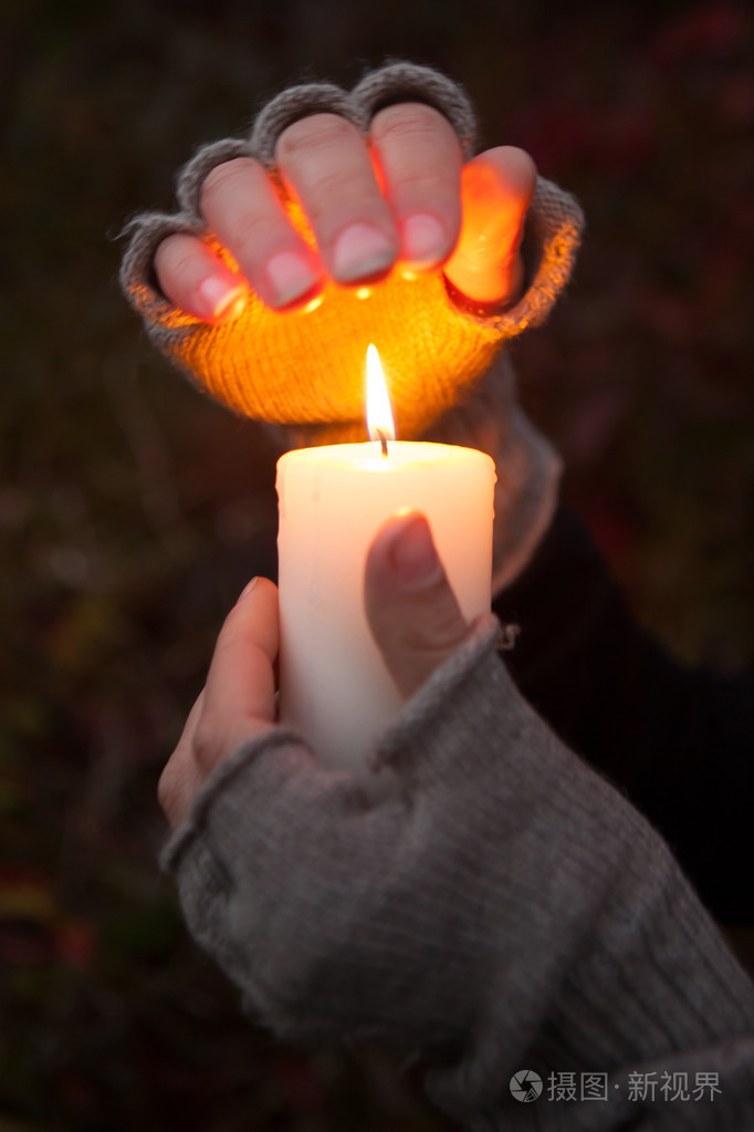 蜡烛滴在手上的图片图片