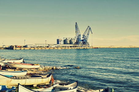 在夕阳与船和起重机 选择性的焦点，巴尔奇克，保加利亚商业码头