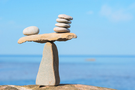 平衡力海滩石头均衡的石头照片