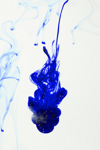蓝色和紫色的液体，在水使抽象的形式