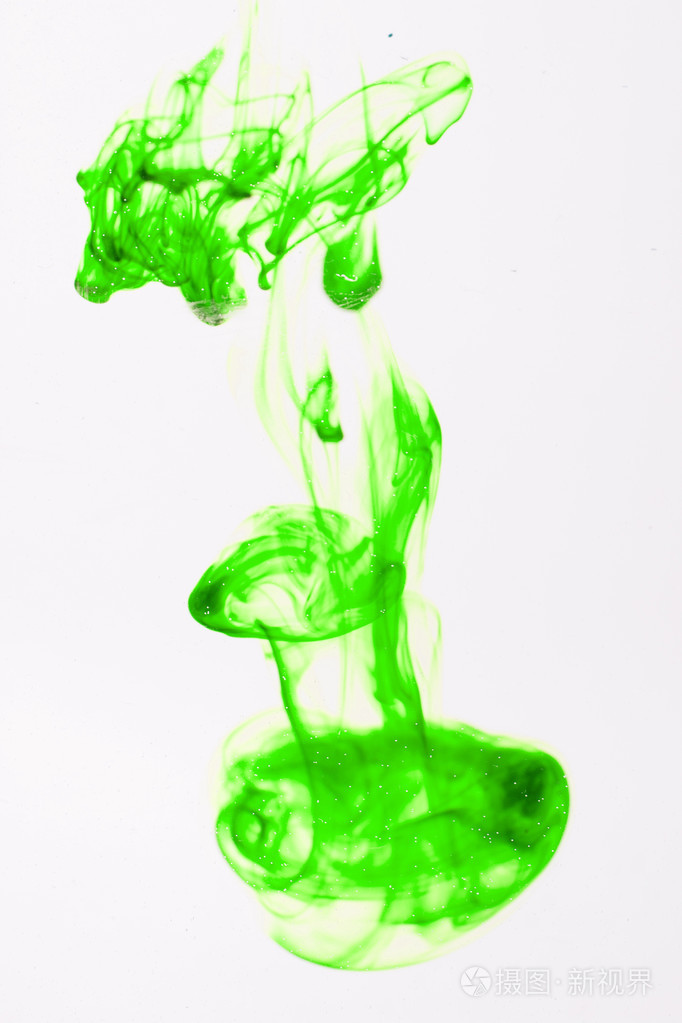 水使抽象形式中的绿色液体油墨