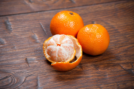 在木桌上的橘子