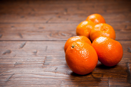 在木桌上的橘子