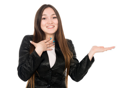 年轻女子显示产品与张开的手的手掌
