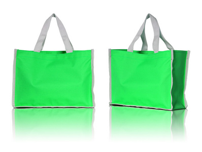 在白色背景上的绿色购物袋。