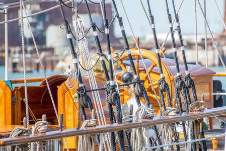 帆船桅杆，索具，卷起船帆
