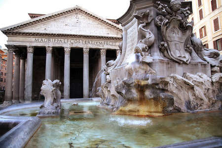与喷泉在罗马万神殿