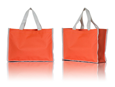 白色背景上的橙色购物袋。