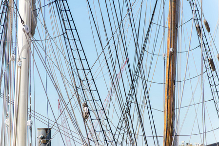 帆船桅杆，riggin 和卷起船帆