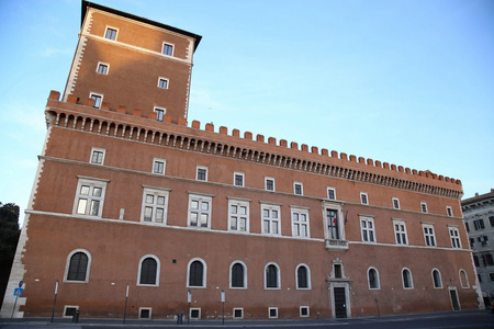 在罗马，意大利，威尼斯广场建筑的阳台在哪里它讲 D