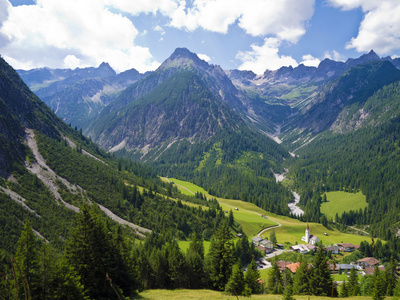 村庄和高山景观图片