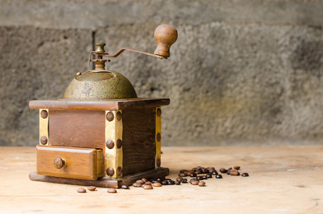 老式的咖啡研磨机上乡村背景