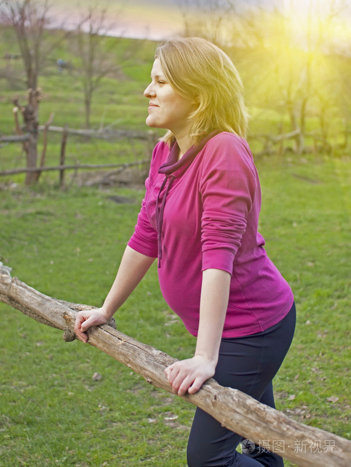 怀孕的年轻女子在一片森林