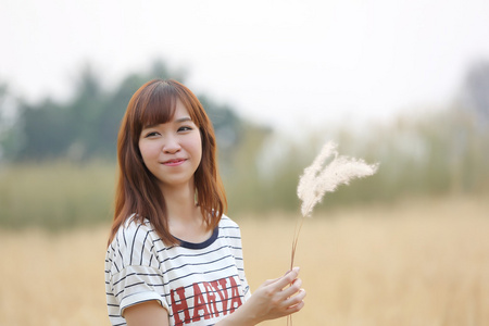 在小麦的年轻女子