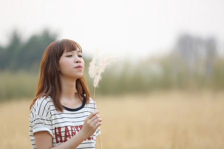 在小麦的年轻女子