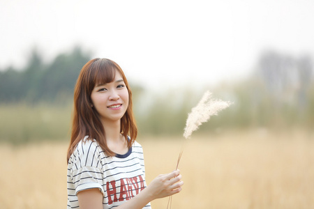 在小麦的年轻女子