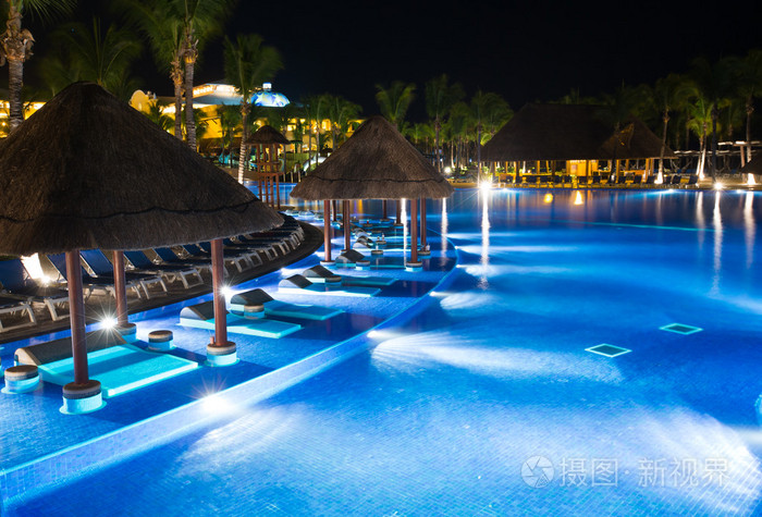 泳池的夜间照明