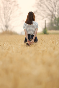 在小麦的年轻女子