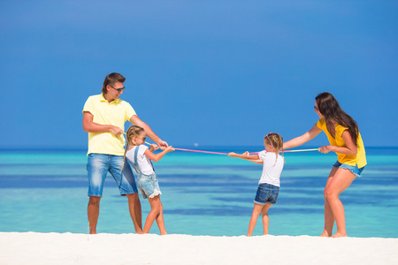 幸福的家庭，在白色的沙滩上玩耍