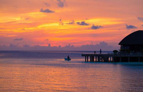 在马尔代夫的热带岛屿美丽多彩的日落