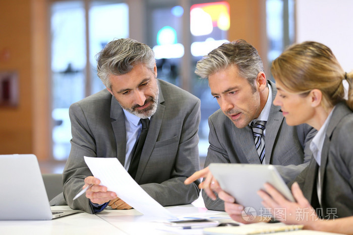 商界人士在金融会议