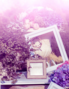 照相框和花瓶与花在花园里