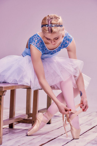 专业芭蕾舞演员穿上她的芭蕾舞鞋