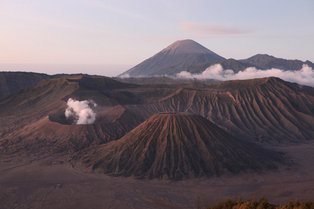 腾格里火山口上空的日出图片