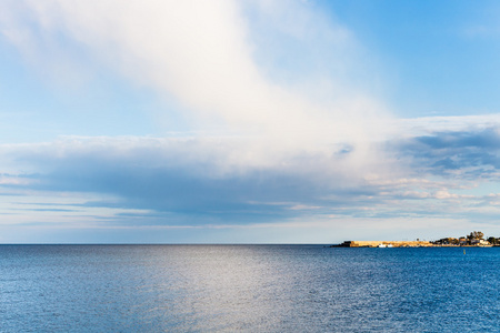纳克索斯度假村附近平静爱奥尼亚海的视图