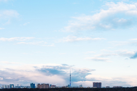 在春季城市房屋蓝色夜空