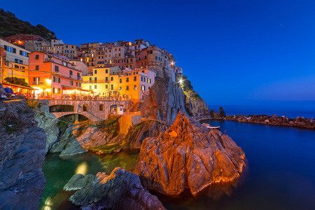 Manarola 镇海岸的利古里亚海的黄昏