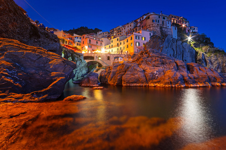 Manarola 镇海岸的利古里亚海的黄昏