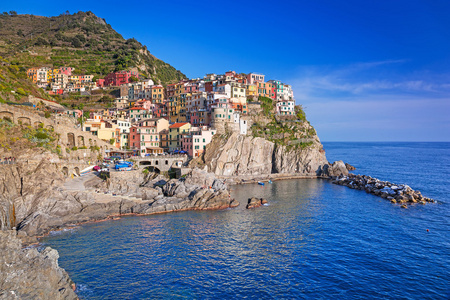 在利古里亚海的 Manarola 镇